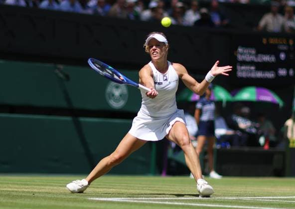 Wimbledon Championships 2025 AELTC, Day Five London, UK - 08 07 2025 Laura Siegemund (GER) in action during her quarter final match against Aryna Sabalenka in the 2025 Wimbledon Championships London Wimbledon London GBR, UK NEWSPAPERS OUT Copyright: xMarkxGreenwoodx