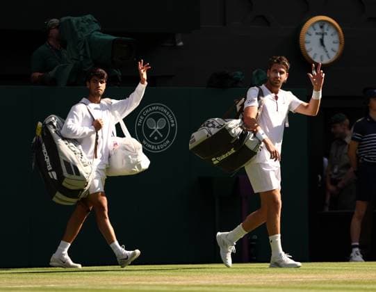Carlos Alcaraz and Cameron Norrie walk onto court ahead of their quarter final match Wimbledon Tennis Championships, Day 9, The All England Lawn Tennis and Croquet Club, London, UK - 08 Jul 2025London The All England Lawn Tennis and United Kingdom  Copyright: xEllaxLing Shutterstockx 15389337dn