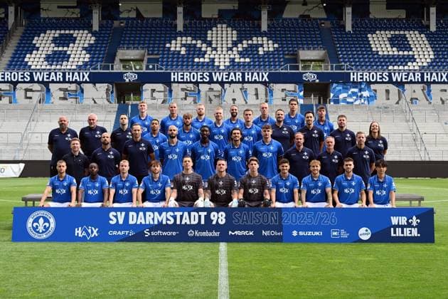 08 07 2025, xjhx, Football 2 Bundesliga, SV Darmstadt 98 photo session season 2025 26, SV Darmstadt 98 2 BL, portrait session 2025 2026, team photo, 4th row from left Clemens Riedel, Fynn Lakenmacher, Paul Will, Serhat Semih Güler, Isac Lidberg, Max Pfister, Tim Arnold 3rd row from l Coach Oliver Zach, Coach Michael Richter, Head of Performance Alexander Ryan, Othmane El Idrissi, Killian Corredor, Kai Klefisch, Meldin Dreskovic, Rehab Coach Florian Bauer, Head of Physio Morris Sepoetro, Physiotherapist Max Schubert, Physiotherapist Katrin Herbig 2nd row from left Sports Director Paul Fernie, Goalkeeping Coach Alexander Kynaß, Athletics Coach Christopher Busse, Aleksandar Vukotic, Patric Pfeiffer, Fraser Hornby, Matej Maglica, Co Coach Martin Heck, Co-coach Darius Scholtysik, head coach Florian Kohfeldt 1st row from left Fabian Nürnberger, Merveille Papela, Fabian Holland, Matthias Bader, Alexander Brunst, Marcel Schuhen, Benedikt Börner, Leon Klassen, Luca Marseiler, Sergio Lopez, Yosuke Furukawa Darmstadt