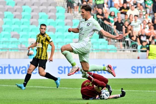 Ljubljana, Slovenia, July 8th 2025: Marko Brest of Olimpija Ljubljana (C) in action against Alexandr Zarutskiy of Kairat Almaty (R) during the UEFA Champions League, First qualifying round, 1st leg, match between Olimpija Ljubljana and Kairat Almaty at Stadium Stozice, Ljubljana, Slovenia. (Igor Kupljenik SPP) Copyright: xIgorxKupljenikx xSPPx spp-en-IgKuSp-IK5_9752