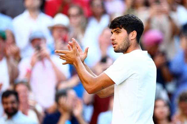 Carlos Alcaraz celebrates victory in his quarter final match Wimbledon Tennis Championships, Day 9, The All England Lawn Tennis and Croquet Club, London, UK - 08 Jul 2025London The All England Lawn Tennis and United Kingdom  Copyright: xJamesxMarsh Shutterstockx 15389336hk