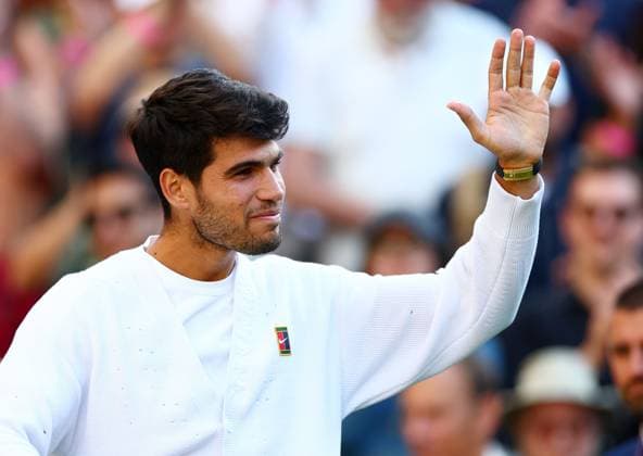 Carlos Alcaraz celebrates victory in his quarter final match Wimbledon Tennis Championships, Day 9, The All England Lawn Tennis and Croquet Club, London, UK - 08 Jul 2025London The All England Lawn Tennis and United Kingdom  Copyright: xJamesxMarsh Shutterstockx 15389336hm