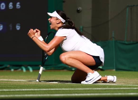 Wimbledon Championships 2025 AELTC, Day Five London, UK - 08 07 2025 Amanda Anisimova (USA) drops to her knees following the straight sets win in the Quarter final against Anastasia Pavlyuchenkova London Wimbledon London GBR, UK NEWSPAPERS OUT Copyright: xMarkxGreenwoodx