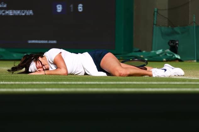 Wimbledon Championships 2025 AELTC, Day Five London, UK - 08 07 2025 Amanda Anisimova (USA) drops to the floor following the straight sets win in the Quarter final against Anastasia Pavlyuchenkova London Wimbledon London GBR, UK NEWSPAPERS OUT Copyright: xMarkxGreenwoodx