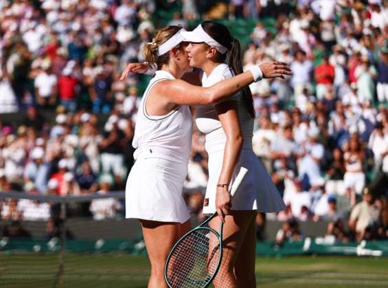 Wimbledon Championships 2025 AELTC, Day Five London, UK - 08 07 2025 Amanda Anisimova (USA) hugs Anastasia Pavlyuchenkova following the straight sets win in the Quarter Final in the 2025 Wimbledon Championships London Wimbledon London GBR, UK NEWSPAPERS OUT Copyright: xMarkxGreenwoodx
