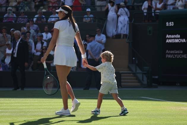 8th July 2025; All England Lawn Tennis and Croquet Club, London, England; Wimbledon Tennis Tournament, Day 9; Amanda Anisimova (USA) bringing her child onto Court One in celebration after defeating Anastasia Pavlyuchenkova (RUS) in straight sets making the Ladies Semi Final  ActionPlus12811442 JohnxPatrickxFletcher
