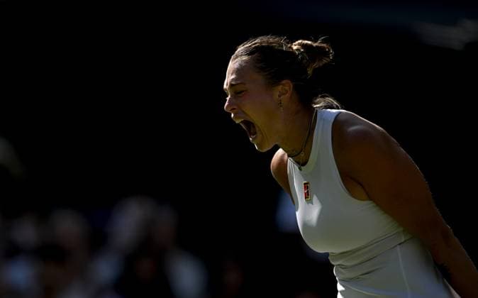 (250709) -- LONDON, July 9, 2025 -- Aryna Sabalenka celebrates scoring during the women s singles quarterfinal match between Aryna Sabalenka of Belarus and Laura Siegemund of Germany at the Wimbledon Tennis Championships in London, Britain, July 8, 2025. ) (SP)BRITAIN-LONDON-TENNIS-WIMBLEDON-WOMEN S SINGLES LixYing 