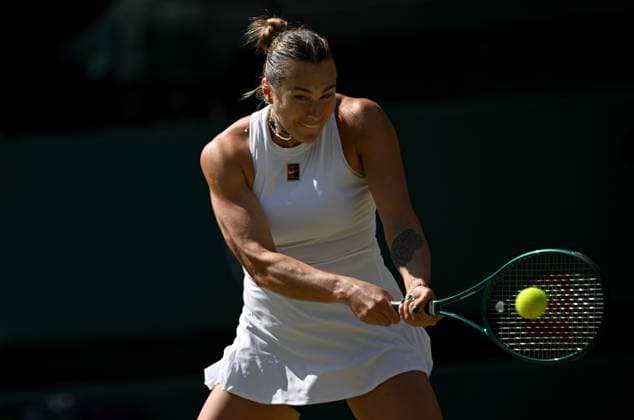 (250709) -- LONDON, July 9, 2025 -- Aryna Sabalenka hits a return during the women s singles quarterfinal match between Aryna Sabalenka of Belarus and Laura Siegemund of Germany at the Wimbledon Tennis Championships in London, Britain, July 8, 2025. ) (SP)BRITAIN-LONDON-TENNIS-WIMBLEDON-WOMEN S SINGLES LixYing 