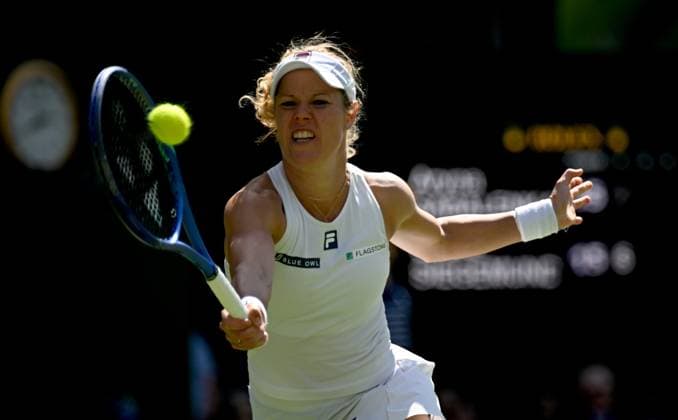 (250709) -- LONDON, July 9, 2025 -- Laura Siegemund hits a return during the women s singles quarterfinal match between Aryna Sabalenka of Belarus and Laura Siegemund of Germany at the Wimbledon Tennis Championships in London, Britain, July 8, 2025. ) (SP)BRITAIN-LONDON-TENNIS-WIMBLEDON-WOMEN S SINGLES LixYing 
