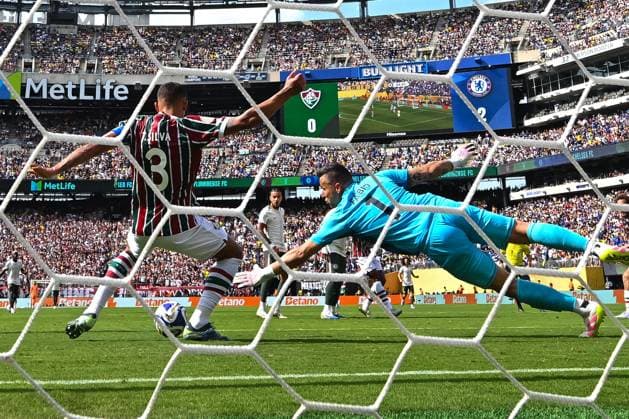 (250709) -- NEW JERSEY, July 9, 2025 -- Thiago Silva (1st L) of Fluminense saves the ball during the semifinal match between Fluminense FC (Brazil) and Chelsea FC (England) at the FIFA Club World Cup 2025 at the MetLife Stadium, New Jersey, the United States, July 8, 2025. ) (SP)U.S.-NEW JERSEY-FOOTBALL-FIFA CLUB WORLD CUP-SEMIFINALS-FLUMINENSE FC VS. CHELSEA FC XuxChang 