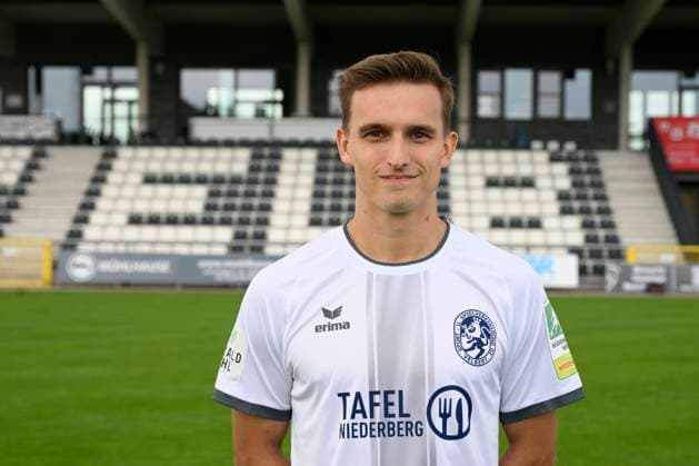 GER, Regionalliga West, SSVg Velbert Mannschaftsfoto und Potrait 8 07 2025,Velbert , IMS Arena, GER, Regionalliga West, SSVg Velbert Mannschaftsfoto und Potrait DFB Regionalliga West regulations prohibit any use of photographs as image sequences and or quasi video im Bild Leon Lepper SSVg Velbert 9 NordphotoxGmbHx xFreund nph00018