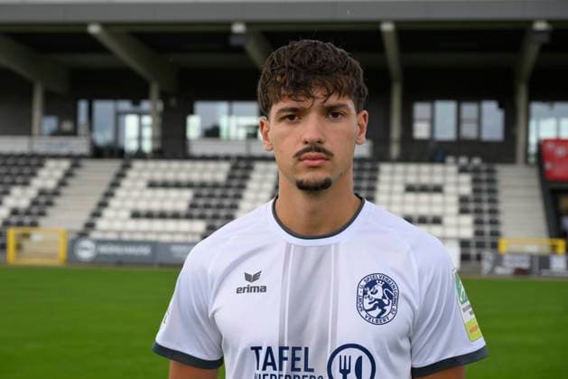 GER, Regionalliga West, SSVg Velbert Mannschaftsfoto und Potrait 8 07 2025,Velbert , IMS Arena, GER, Regionalliga West, SSVg Velbert Mannschaftsfoto und Potrait DFB Regionalliga West regulations prohibit any use of photographs as image sequences and or quasi video im Bild Valon Zhushi SSVg Velbert 20 NordphotoxGmbHx xFreund nph00018