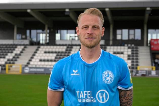 GER, Regionalliga West, SSVg Velbert Mannschaftsfoto und Potrait 8 07 2025,Velbert , IMS Arena, GER, Regionalliga West, SSVg Velbert Mannschaftsfoto und Potrait DFB Regionalliga West regulations prohibit any use of photographs as image sequences and or quasi video im Bild Goalkeeper Marcel Lenz SSVg Velbert 1 NordphotoxGmbHx xFreund nph00018