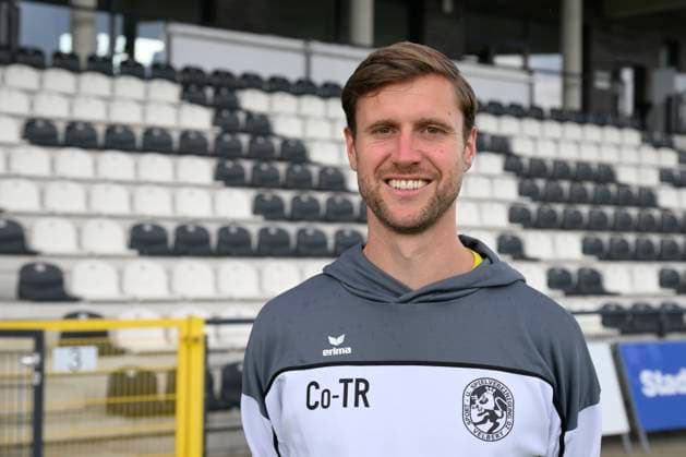 GER, Regionalliga West, SSVg Velbert Mannschaftsfoto und Potrait 8 07 2025,Velbert , IMS Arena, GER, Regionalliga West, SSVg Velbert Mannschaftsfoto und Potrait DFB Regionalliga West regulations prohibit any use of photographs as image sequences and or quasi video im Bild Co Trainer Niklas Bonnekessel SSVg Velbert NordphotoxGmbHx xFreund nph00018