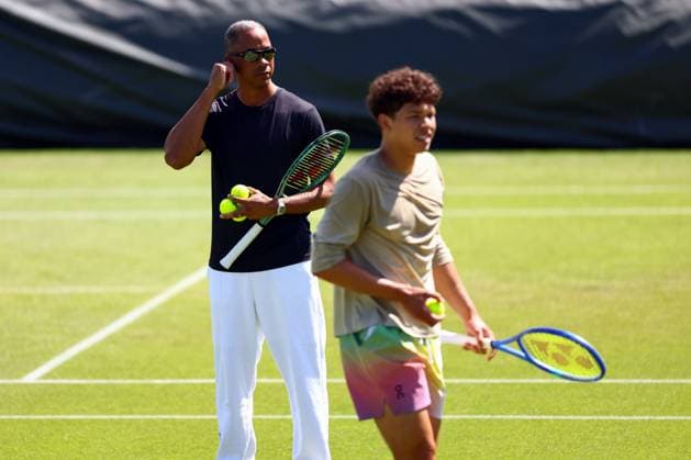 Ben Shelton and father Bryan Shelton on the practice courts Wimbledon Tennis Championships, Day 10, The All England Lawn Tennis and Croquet Club, London, UK - 09 Jul 2025London The All England Lawn Tennis and United Kingdom  Copyright: xJamesxMarsh Shutterstockx 15389394b
