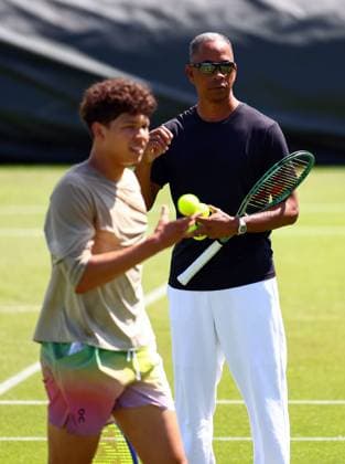 Ben Shelton and father Bryan Shelton on the practice courts Wimbledon Tennis Championships, Day 10, The All England Lawn Tennis and Croquet Club, London, UK - 09 Jul 2025London The All England Lawn Tennis and United Kingdom  Copyright: xJamesxMarsh Shutterstockx 15389394a