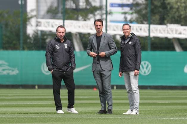 09 07 2025, xgox, Fußball 1 Bundesliga, VfL Wolfsburg Auftakttraining emspor, v l Sebastian Schindzielorz Wolfsburg, Sportdirektor , Diego Benaglio, Michael Meeske Wolfsburg, Geschaeftsfuehrer DFL DFB REGULATIONS PROHIBIT ANY USE OF PHOTOGRAPHS as IMAGE SEQUENCES and or QUASI VIDEO Wolfsburg