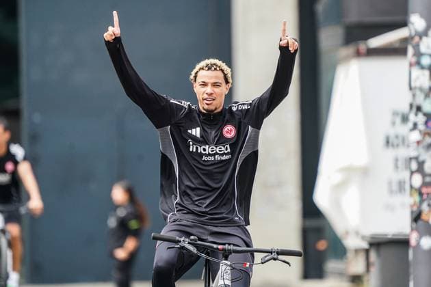 Hugo Ekitike Eintracht Frankfurt, 11 comes by bike Frankfurt 09 07 2025 Training kick-off Eintracht Frankfurt