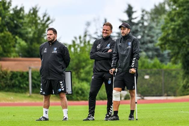 GER, 2 BL, 1 FC Magdeburg, training camp in Bad Wörishofen 09 07 2025, Stadion Am Unteren Hart, Bad Wörishofen, GER, 2 BL, 1 FC Magdeburg, training camp in Bad Wörishofen, in the picture Saban Uzun Magdeburg , Markus Fiedler Magdeburg , Andreas Schumacher Magdeburg with Kruecken nordphotoxGmbHx xHafner nph00200