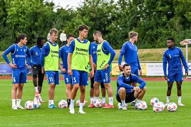 GER, 2 BL, 1 FC Magdeburg, training camp in Bad Wörishofen 09 07 2025, Stadion Am Unteren Hart, Bad Wörishofen, GER, 2 BL, 1 FC Magdeburg, training camp in Bad Wörishofen, in the picture several players before the start of a new training session, Tobias Müller Mueller Magdeburg, 5 in the center of the picture nordphotoxGmbHx xHafner nph00200