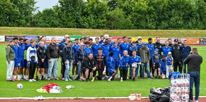 GER, 2 BL, 1 FC Magdeburg, training camp in Bad Wörishofen 09 07 2025, Stadion Am Unteren Hart, Bad Wörishofen, GER, 2 BL, 1 FC Magdeburg, training camp in Bad Wörishofen, in the picture players, support team and fans taking a photo together nordphotoxGmbHx xHafner nph00200