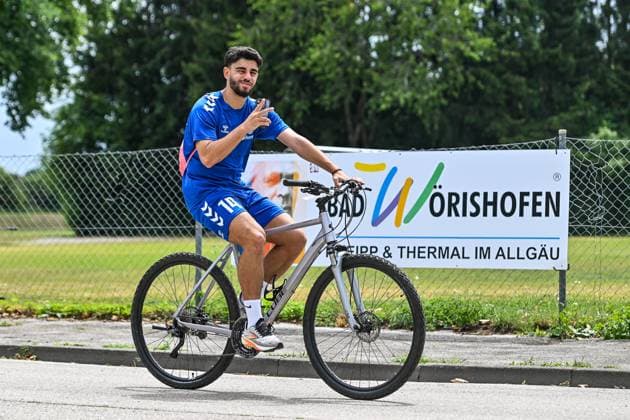 GER, 2 BL, 1 FC Magdeburg, training camp in Bad Wörishofen 09 07 2025, Stadion Am Unteren Hart, Bad Wörishofen, GER, 2 BL, 1 FC Magdeburg, training camp in Bad Wörishofen, in the picture Abu Bekir Ömer Oemer El Zein Magdeburg, 14 on his bike after training, in the background a billboard of the Kneipp spa Bad Wörishofen nordphotoxGmbHx xHafner nph00200