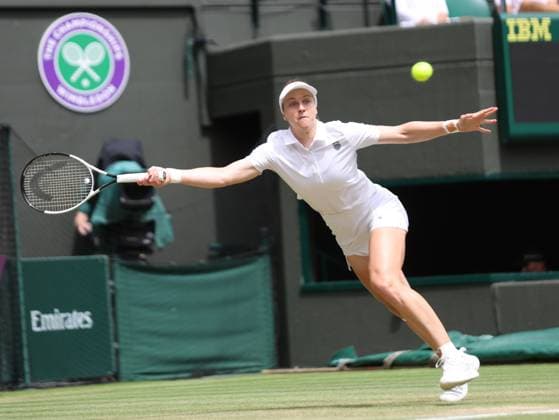 Liudmilla Samsonova plays a forehand in her Quarter-Final match against Poland s Iga Swiatek on day ten of the 2025 Wimbledon Championships in London on Wednesday, July 09, 2025.  LON2025070905 HUGOxPHILPOTT