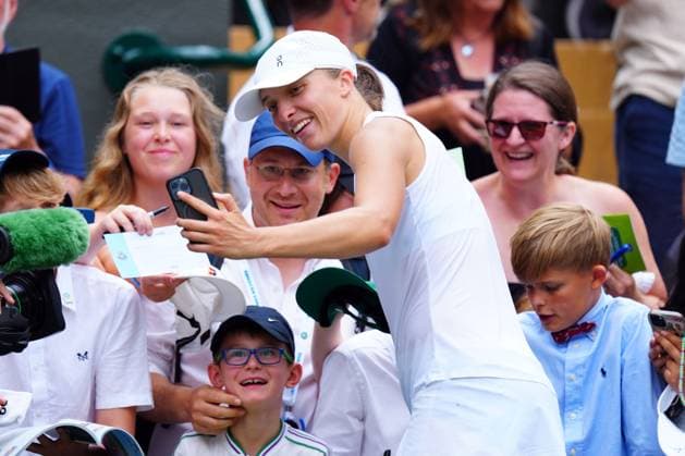 Iga Swiatek signs autographs and poses for selfies after victory in her quarter final match Wimbledon Tennis Championships, Day 10, The All England Lawn Tennis and Croquet Club, London, UK - 09 Jul 2025London The All England Lawn Tennis and United Kingdom  Copyright: xJavierxGarcia Shutterstockx 15389393bt