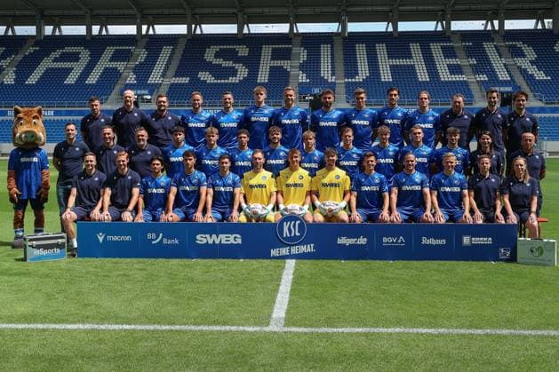 Back row from l Co-coach Sirus Motekallemi, goalkeeping coach Markus Miller, athletics coach Florian Boeckler, Christoph Kobald, Nicolai Rapp, Paul Scholl, Marcel Franke, Fabian Schleusener, Marcel Beifus, Roko Simic, David Herold, equipment manager Torsten Merkel, physiotherapist Marius Emnet, Sports psychologist Yannick Romswinckel Middle row from l Mascot Willi Wildpark, KSC Managing Director Sport Mario Eggimann, Head Coach Christian Eichner, Co Coach Zlatan Bajramovic, Efe Kaan Sihlaroglu, Niclas Duehring, Louey Ben Farhat, Lilian Egloff, Meiko Waeschenbach, Dzenis Burnic, Mateo Kritzer, Ali Eren Ersungur, Rafael Pinto Pedrosa, Team manager Sarah Saliba, equipment manager Cafer Aydogan Front row from left Copyright: xEibner-Pressefoto JanxPrihodax EP_JPA