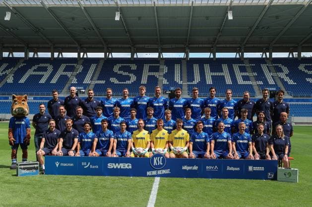 Back row from l Co-coach Sirus Motekallemi, goalkeeping coach Markus Miller, athletics coach Florian Boeckler, Christoph Kobald, Nicolai Rapp, Paul Scholl, Marcel Franke, Fabian Schleusener, Marcel Beifus, Roko Simic, David Herold, equipment manager Torsten Merkel, physiotherapist Marius Emnet, Sports psychologist Yannick Romswinckel Middle row from l Mascot Willi Wildpark, KSC Managing Director Sport Mario Eggimann, Head Coach Christian Eichner, Co Coach Zlatan Bajramovic, Efe Kaan Sihlaroglu, Niclas Duehring, Louey Ben Farhat, Lilian Egloff, Meiko Waeschenbach, Dzenis Burnic, Mateo Kritzer, Ali Eren Ersungur, Rafael Pinto Pedrosa, Team manager Sarah Saliba, equipment manager Cafer Aydogan Front row from left Copyright: xEibner-Pressefoto JanxPrihodax EP_JPA
