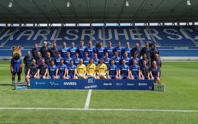 Back row from l Co-coach Sirus Motekallemi, goalkeeping coach Markus Miller, athletics coach Florian Boeckler, Christoph Kobald, Nicolai Rapp, Paul Scholl, Marcel Franke, Fabian Schleusener, Marcel Beifus, Roko Simic, David Herold, equipment manager Torsten Merkel, physiotherapist Marius Emnet, Sports psychologist Yannick Romswinckel Middle row from l Mascot Willi Wildpark, KSC Managing Director Sport Mario Eggimann, Head Coach Christian Eichner, Co Coach Zlatan Bajramovic, Efe Kaan Sihlaroglu, Niclas Duehring, Louey Ben Farhat, Lilian Egloff, Meiko Waeschenbach, Dzenis Burnic, Mateo Kritzer, Ali Eren Ersungur, Rafael Pinto Pedrosa, Team manager Sarah Saliba, equipment manager Cafer Aydogan Front row from left Copyright: xEibner-Pressefoto JanxPrihodax EP_JPA