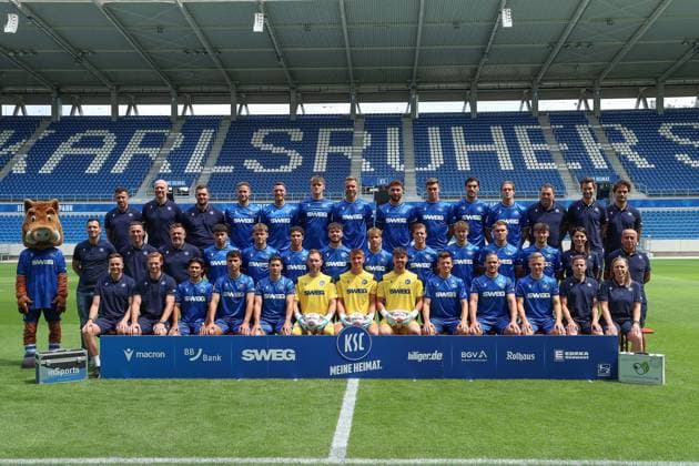Back row from l Co-coach Sirus Motekallemi, goalkeeping coach Markus Miller, athletics coach Florian Boeckler, Christoph Kobald, Nicolai Rapp, Paul Scholl, Marcel Franke, Fabian Schleusener, Marcel Beifus, Roko Simic, David Herold, equipment manager Torsten Merkel, physiotherapist Marius Emnet, Sports psychologist Yannick Romswinckel Middle row from l Mascot Willi Wildpark, KSC Managing Director Sport Mario Eggimann, Head Coach Christian Eichner, Co Coach Zlatan Bajramovic, Efe Kaan Sihlaroglu, Niclas Duehring, Louey Ben Farhat, Lilian Egloff, Meiko Waeschenbach, Dzenis Burnic, Mateo Kritzer, Ali Eren Ersungur, Rafael Pinto Pedrosa, Team manager Sarah Saliba, equipment manager Cafer Aydogan Front row from left Copyright: xEibner-Pressefoto JanxPrihodax EP_JPA