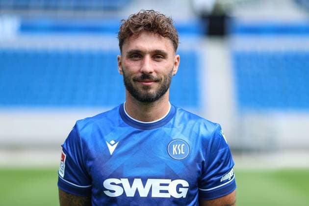 Fabian Schleusener Karlsruher SC, 24 , GER, Karlsruher SC KSC, Karlsruhe , Football, 2 Bundesliga, Portaettermin, Spielzeit 2025 2026, 09 07 2025, DFL REGULATIONS PROHIBIT ANY USE OF PHOTOGRAPHS AS IMAGE SEQUENCES AND OR QUASI VIDEO, GER, Karlsruher SC KSC, Karlsruhe , Football, 2 Bundesliga, Portraettermin, Spielzeit 2025 2026, 09 07 2025 Karlsruhe Copyright: xEibner-Pressefoto JanxPrihodax EP_JPA