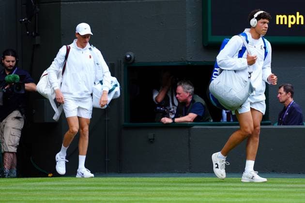 Jannik Sinner and Ben Shelton during his quarter final match Wimbledon Tennis Championships, Day 10, The All England Lawn Tennis and Croquet Club, London, UK - 09 Jul 2025London The All England Lawn Tennis and United Kingdom  Copyright: xJavierxGarcia Shutterstockx 15389393cg