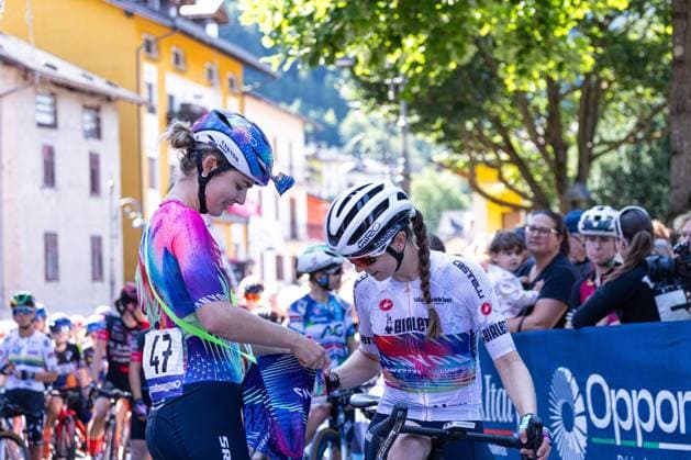 Alice Towers bringing refreshments to Antonia Niedermaier during Giro d Italia Women - Stage 4 - Castello Tesino Pianezze, Giro d Italia race in Pianezze, Italy, July 09 2025  Copyright: xTommasoxBerardi IPAxSportx xipa-agency.netx xx IPA_60192220 IPA_Agency_IPA60192220