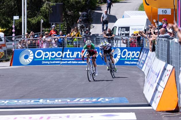 Elisa Longo Borghini wins on Antonia Niedermaier during Giro d Italia Women - Stage 4 - Castello Tesino Pianezze, Giro d Italia race in Pianezze, Italy, July 09 2025  Copyright: xTommasoxBerardi IPAxSportx xipa-agency.netx xx IPA_60192260 IPA_Agency_IPA60192260
