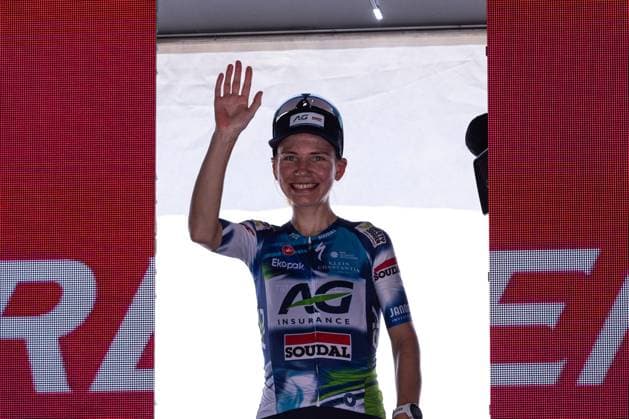 Sarah Gigante receives the prize for the 4th stage victory during Giro d Italia Women - Stage 4 - Castello Tesino Pianezze, Giro d Italia race in Pianezze, Italy, July 09 2025  Copyright: xTommasoxBerardi IPAxSportx xipa-agency.netx xx IPA_60192293 IPA_Agency_IPA60192293