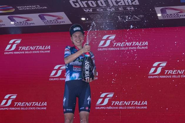 Sarah Gigante receives the prize for the 4th stage victory during Giro d Italia Women - Stage 4 - Castello Tesino Pianezze, Giro d Italia race in Pianezze, Italy, July 09 2025  Copyright: xTommasoxBerardi IPAxSportx xipa-agency.netx xx IPA_60192299 IPA_Agency_IPA60192299