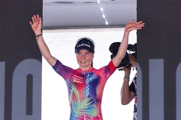 Antonia Niedermaier gets the white jersey in Pianezze during Giro d Italia Women - Stage 4 - Castello Tesino Pianezze, Giro d Italia race in Pianezze, Italy, July 09 2025  Copyright: xTommasoxBerardi IPAxSportx xipa-agency.netx xx IPA_60192330 IPA_Agency_IPA60192330