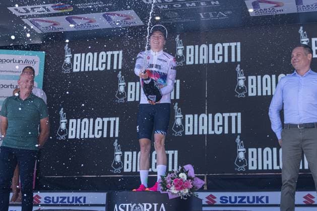 Antonia Niedermaier gets the white jersey in Pianezze during Giro d Italia Women - Stage 4 - Castello Tesino Pianezze, Giro d Italia race in Pianezze, Italy, July 09 2025  Copyright: xTommasoxBerardi IPAxSportx xipa-agency.netx xx IPA_60192334 IPA_Agency_IPA60192334