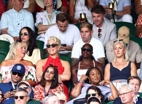 Hannah Waddingham, Dina Asher-Smith, Emile Smith Rowe and Roman Kemp watching the action on Centre Court Wimbledon Tennis Championships, Day 10, The All England Lawn Tennis and Croquet Club, London, UK - 09 Jul 2025London The All England Lawn Tennis and United Kingdom  Copyright: xJamesxMarsh Shutterstockx 15389394bm