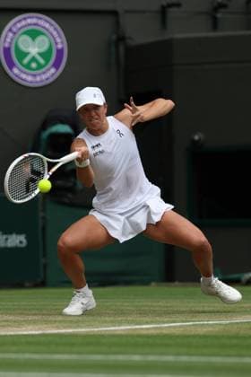 TENIS WIMBLEDON 2025 LONDYN 09072025 N Z IGA SWIATEK W TRAKCIE CWIERCFINALU MARCIN CHOLEWINSKI NEWSPIX.PL TENNIS WIMBLEDON 2025 LONDON 09072025 IGA SWIATEK OF POLAND DURING THE QUATERFINAL NEWSPIX.PL --- newspix.pl POLAND OUT! 