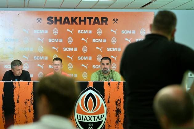 Ljubljana, Slovenia, July 9th 2025: Mykola Matviyenko of Shakhtar (C) and Arda Turan head coach of Shakhtar (R) during the press conference, PK, Pressekonferenz before the UEFA Europa League, First qualifying round, 1st leg, match between Shakhtar Donetsk (Ukraine) and Ilves Tampere (Finland) at Stadium Stozice, Ljubljana, Slovenia. (Natasa Kupljenik SPP) Copyright: xNatasaxKupljenikx xSPPx spp-en-NaKuSp-IK5_9868