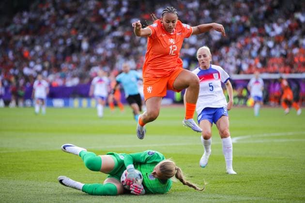 2025-07-09 England v Netherlands - UEFA Women s EURO 2025 Group D ZURICH, SWITZERLAND - JULY 9: Hannah Hampton of England and Chasity Grant of the Netherlands during the UEFA Women s EURO 2025 Group D match between England and Netherlands at Stadion Letzigrund on July 9, 2025 in Zurich, Switzerland. (Photo by Leiting Gao BSR Agency) Zurich Switzerland Content not available for redistribution in The Netherlands directly or indirectly through any third parties. Copyright: xBSRxAgencyx