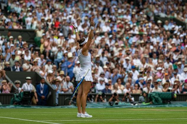 Tennis - Wimbledon Championship 2025 - Day 10 LONDON, ENGLAND - Wednesday, July 9, 2025: Belinda Bencic (SUI) celebrates after the Ladies Singles Quarter-Final on Day Ten of The Championships Wimbledon 2025 at the All England Lawn Tennis and Croquet Club. (Photo by Kirsten Holst Propaganda) LONDON All England Lawn Tennis and Croquet Club GREATER LONDON ENGLAND  Copyright: xKirstenxHolstx 2025-07-09-042-Wimbledon_2025_Day_10