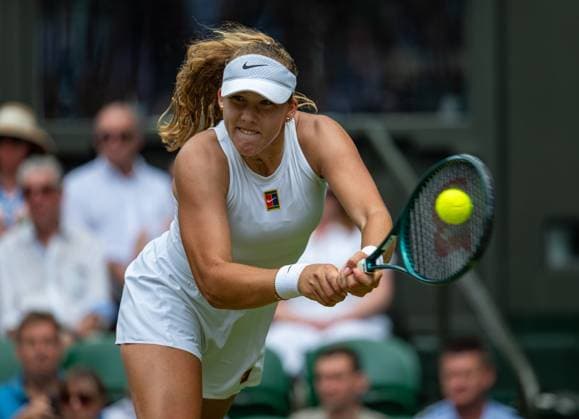 Tennis - Wimbledon Championship 2025 - Day 10 LONDON, ENGLAND - Wednesday, July 9, 2025: Mirra Andreeva (RUS) during the Ladies Singles Quarter-Final on Day Ten of The Championships Wimbledon 2025 at the All England Lawn Tennis and Croquet Club. (Photo by Kirsten Holst Propaganda) LONDON All England Lawn Tennis and Croquet Club GREATER LONDON ENGLAND  Copyright: xKirstenxHolstx 2025-07-09-021-Wimbledon_2025_Day_10