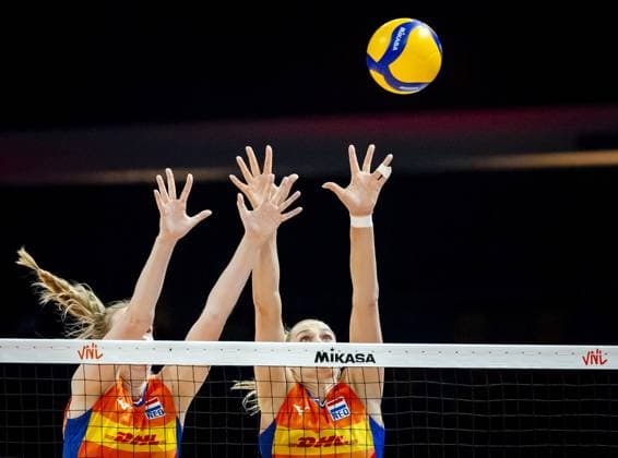 APELDOORN - Britte Stuut and Nika Daalderop of the Netherlands in action during the volleyball Nations League match between the Netherlands and Turkey at Omnisport, Apeldoorn. ANP SEM VAN DER WAL xVIxANPxSportx xxANPxIVx 531227288 originalFilename: 531227288.jpg