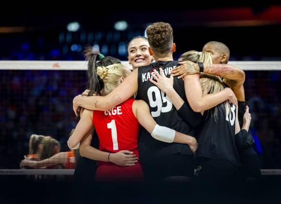APELDOORN - Volleyball players of Turkey celebrate a goal during the volleyball Nations League match between the Netherlands and Turkey in Omnisport, Apeldoorn. ANP SEM VAN DER WAL xVIxANPxSportx xxANPxIVx 531227295 originalFilename: 531227295.jpg
