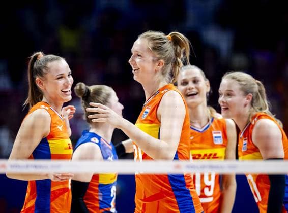 APELDOORN - Volleyball players from the Netherlands celebrate a goal during the volleyball Nations League match between the Netherlands and Turkey at Omnisport, Apeldoorn. ANP SEM VAN DER WAL xVIxANPxSportx xxANPxIVx 531227304 originalFilename: 531227304.jpg