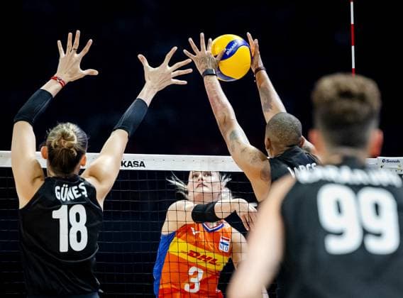 APELDOORN - Hester Jasper of the Netherlands (M) in action during the volleyball Nations League match between the Netherlands and Turkey at Omnisport, Apeldoorn. ANP SEM VAN DER WAL xVIxANPxSportx xxANPxIVx 531227310 originalFilename: 531227310.jpg